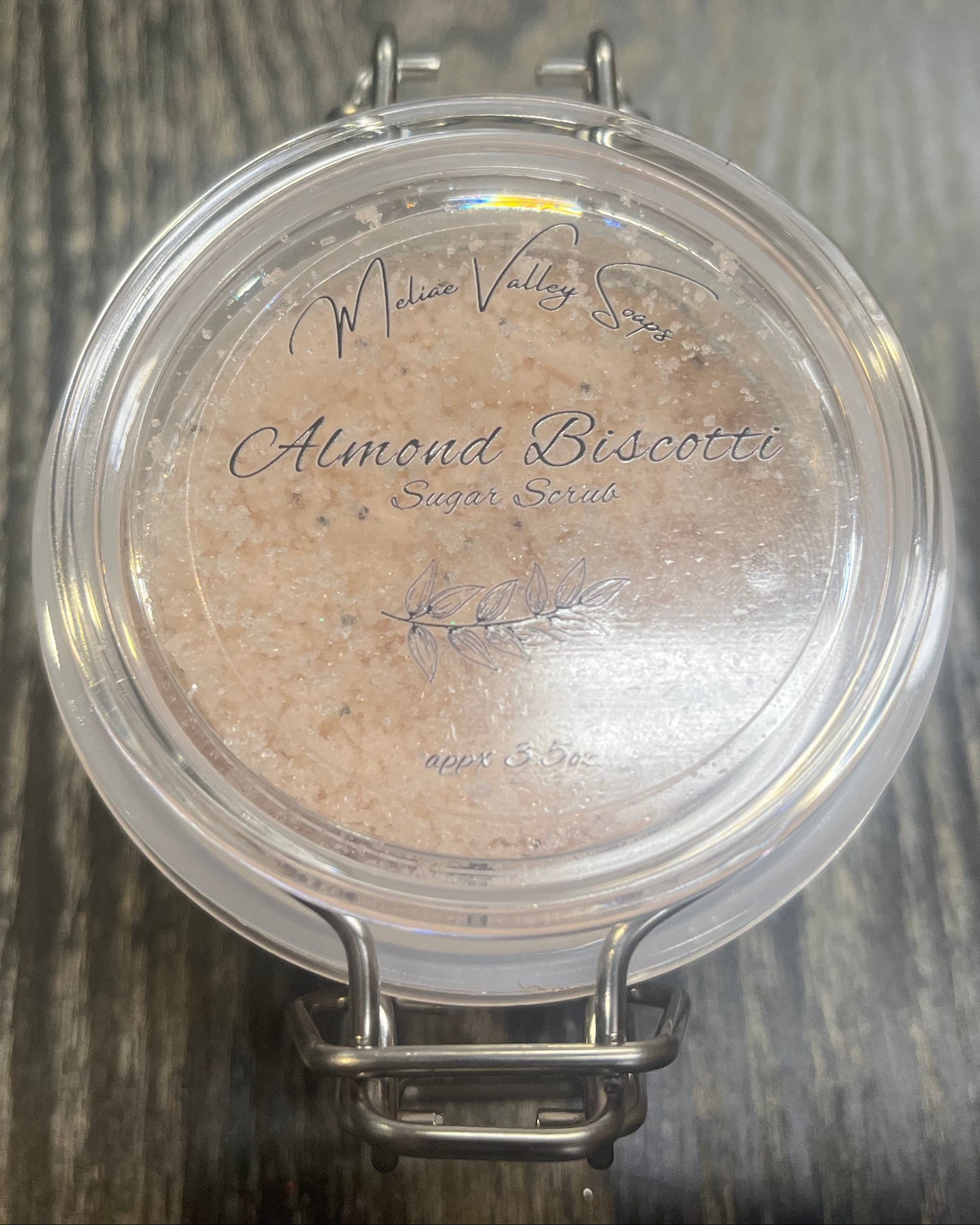 Clear round jar with a sticker on top. You see through to the jar to bronze colored sugar.