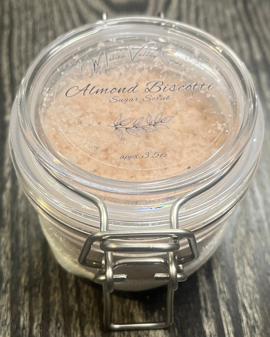 Clear round jar with a sticker on top. You see through the jar to bronze sugar.